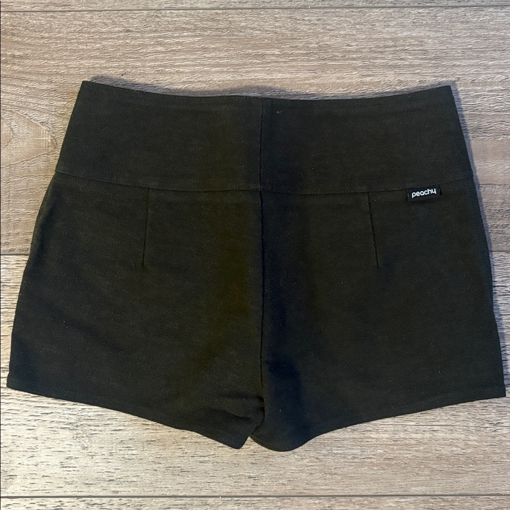 Peachy Den Edie Mid Rise Micro Hot Shorts In Olive Green W Cargo Pockets Revolve — image 3 of 6